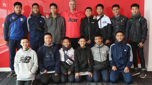 12 Bocah Thailand dan pelatihnya bertemu Jose Mourinho
