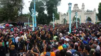 Ribuan warga berebut gunungan Garebek Maulid Nabi yang digelar Keraton Solo, Jawa Tengah, Senin (12/12/2016). (Liputan6.com/Fajar Abrori)