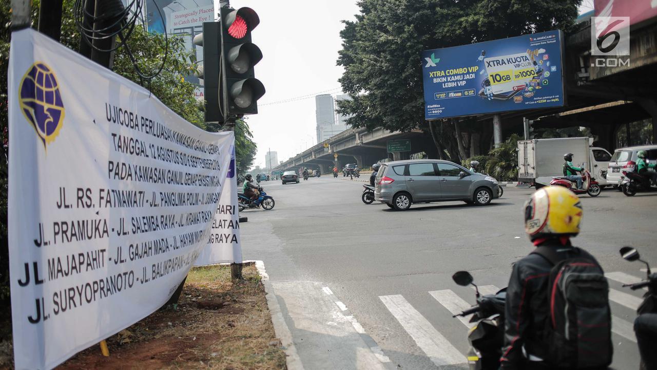 Spanduk Sosialisasi Ganjil Genap Terpampang di Jalan Fatmawati Raya