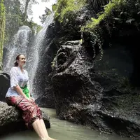 Kebaya tersebut pun dipadukan dengan obi hijau dan kain lilit batik warna merah. (@aurakasih)