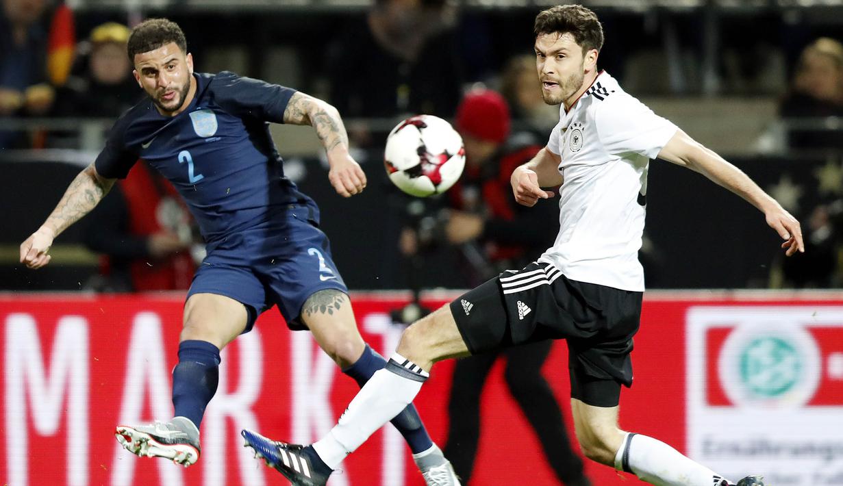 Bek Jerman, Jonas Hector, berusaha menghadang tendangan gelandang Inggris, Kyle Walker. Pada pertandingan tersebut Jerman menggunakan skema 4-2-3-1 sementara Inggris dengan formasi 3-4-2-1.(EPA/Friedemann Vogel)