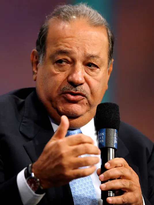 Di posisi ke enam dalam daftar 10 Orang Terkaya di Dunia adalah Carlos Slim Helu, pengusaha telekomunikasi asal Meksiko. Aset harta pria 77 tahun ini diprediksi mencapai 55,7 miliar dolar atau kurang lebih 724 triliun rupiah. (AP Photo/Jason DeCrow)