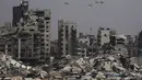 Bantuan kemanusiaan diterbangkan untuk warga Palestina di atas Kota Gaza, Jalur Gaza, Senin 28 Juli 2025. (AP Photo/Jehad Alshrafi)