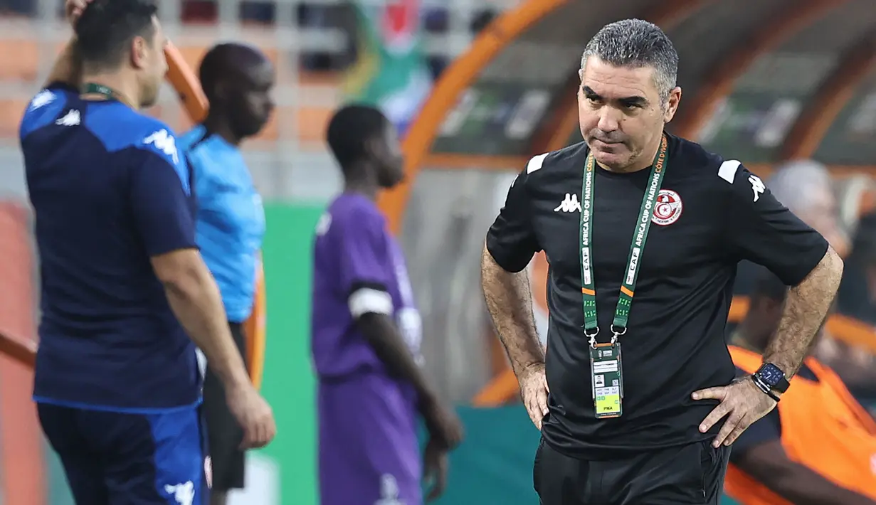 Pelatih Tunisia, Jalel Kadri mundur setelah gagal membawa timnya lolos ke babak 16 besar setelah hanya menghuni posisi juru kunci Grup E. Dalam tiga laga, Gambia hanya mampu mengoleksi 2 poin dari dua kali hasil imbang saat menghadapi Mali dan Afrika Selatan pada matchday kedua dan ketiga. Sementara pada laga pertama Tunisia takluk 0-1 dari Namibia. (AFP/Fadel Senna)