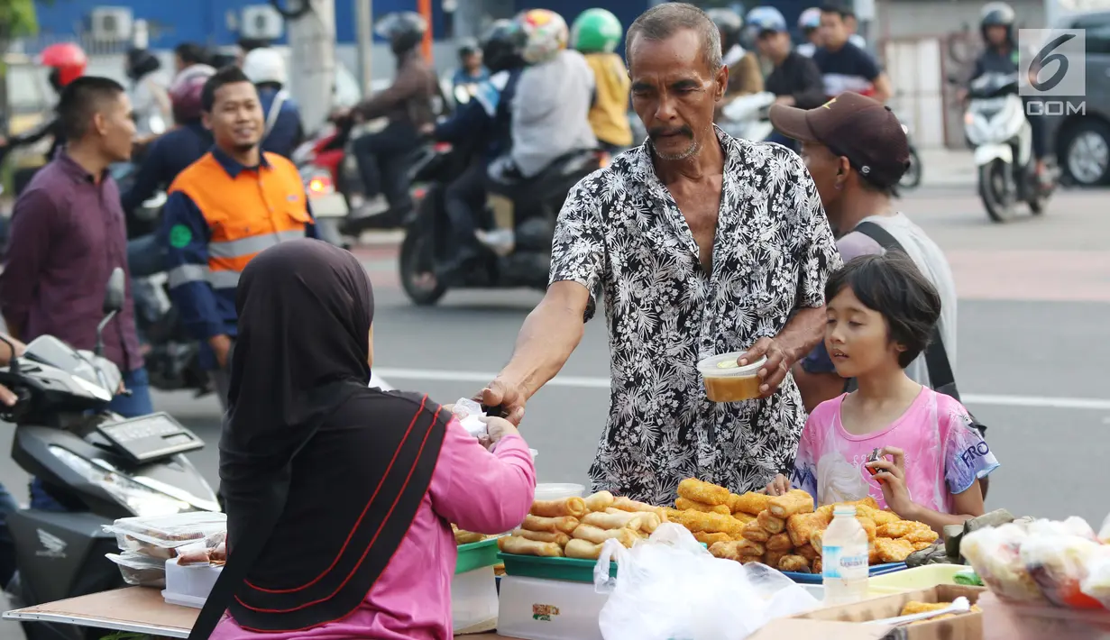 Warga memilih jajanan untuk berbuka puasa di sekitar Jalan Panjang Kelapa Dua, Jakarta, Selasa (7/5/2019). Beragam menu jajanan dijajakan pedagang musiman selama Ramadan. (Liputan6.com/Helmi Fithriansyah)