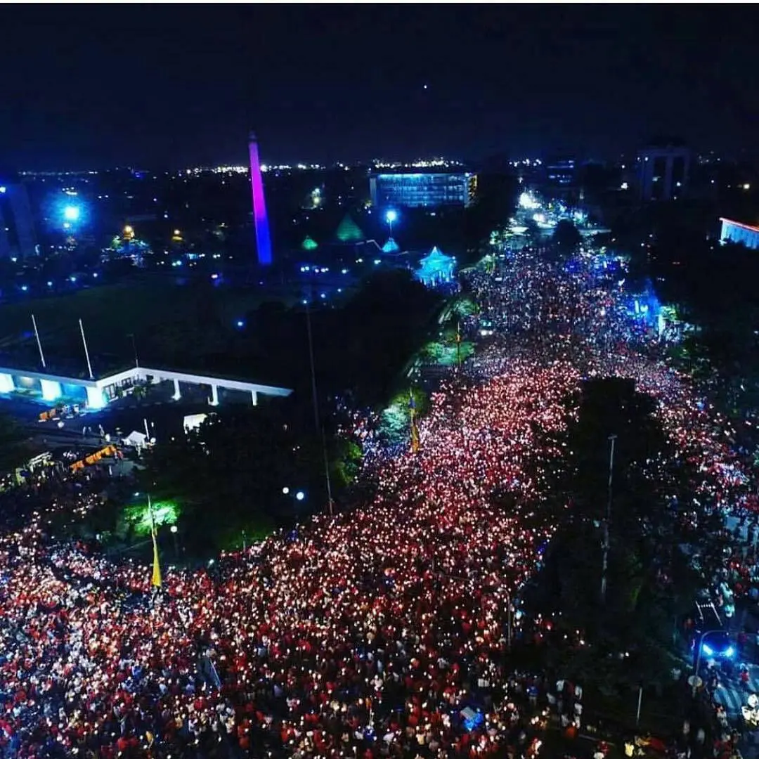 Aksi 1000 Lilin di Surabaya untuk mendukung Ahok, Jumat (12/5/2017) malam