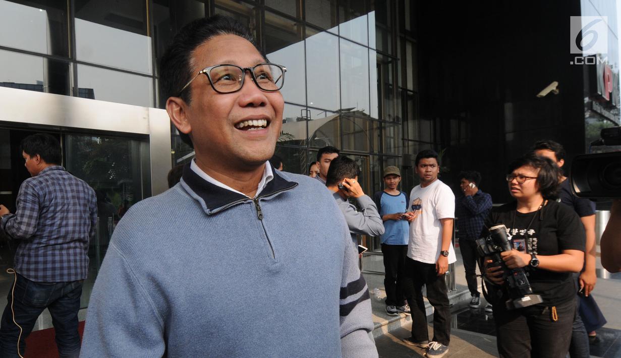 Ketua DPRD Jawa Timur, Abdul Halim Iskandar meninggalkan Gedung KPK seusai memenuhi panggilan penyidik di Jakarta, Selasa (31/7). Ini kali kedua Halim dipanggil penyidik setelah sebelumnya tak bisa hadir karena sakit. (Merdeka.com/Dwi Narwoko)