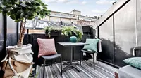 Dengan pemilihan perabot yang ringan dan penataan pot yang benar, Anda bisa menghadirkan area outdoor yang cantik di balkon atau teras minim