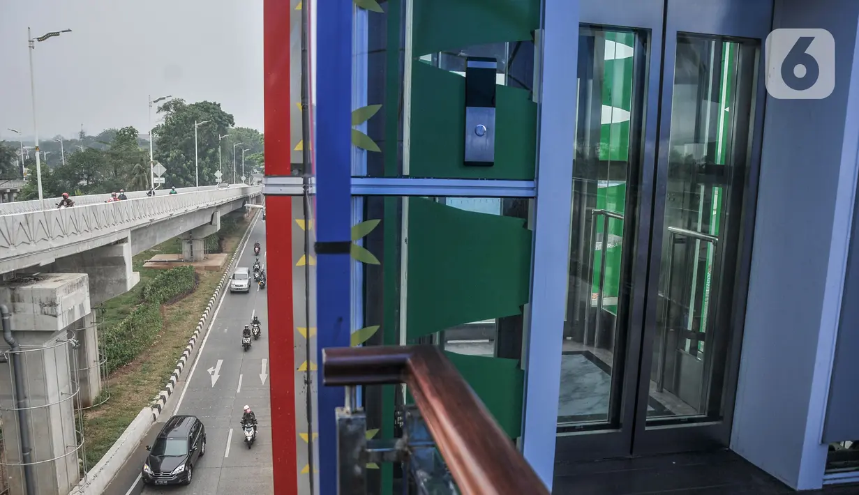 Elevator JPO Flyover Tapal Kuda Lenteng Agung, Jakarta, yang belum difungsikan, Minggu (29/8/2021). JPO yang dilengkapi elevator di kedua sisi untuk memudahkan warga disabilitas ini diharapkan memberikan kenyamanan pejalan kaki dalam beraktivitas. (merdeka.com/Iqbal S Nugroho)