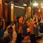 Untuk membuat latihan lebih menarik kelas yoga dilakukan sebuah pub di Berlin atau yang lebih dikenal dengan Beer Yoga atau boga.