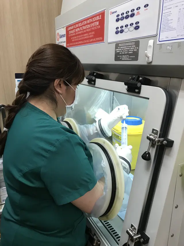 Seorang tenaga medis sedang mempersiapkan alat untuk kemo terapi (Foto Dok: OncoCare)