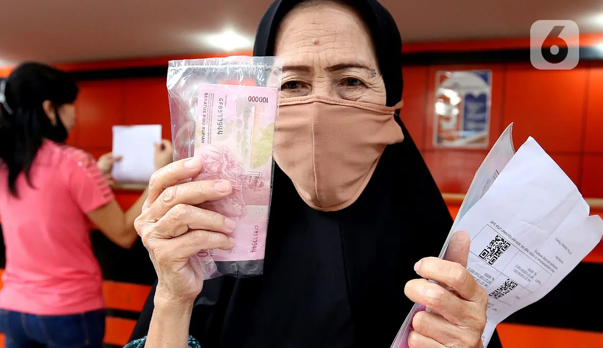 Keluarga Penerima Manfaat (KPM) mencairkan bantuan sosial tunai di Kantor Pos Bogor, Jawa Barat, Rabu (13/5/2020). Bantuan bagi yang terdampak COVID-19 tersebut berupa bantuan langsung tunai senilai Rp 600 ribu per bulan selama tiga bulan ke depan. (merdeka.com/Arie Basuki)