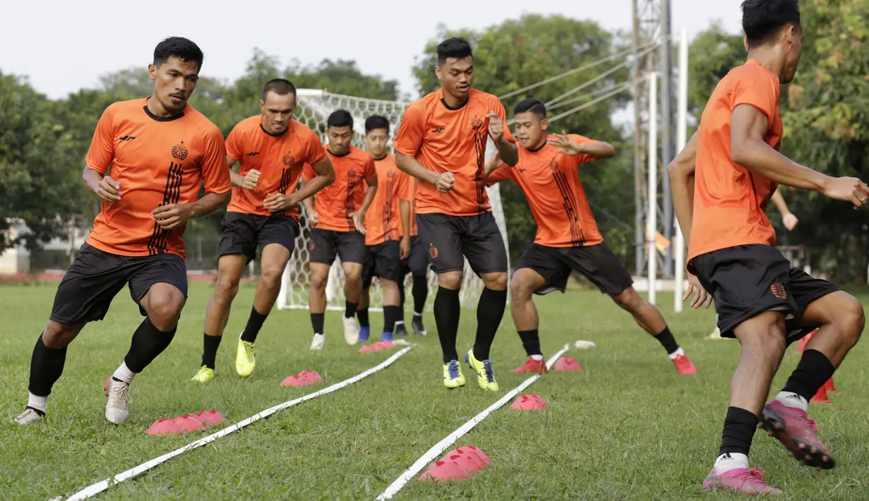 Pemain Persija Jakarta saat melakukan latihan di Lapangan Sutasoma, Jakarta, Jumat (17/1/2020). Gelandang Timnas Indonesia ini menjadi rekrutan baru Macan Kemayoran untuk mengarungi Liga 1 musim depan. (Bola.com/M Iqbal Ichsan)