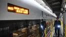 Seorang mekanik berjalan melewati kereta peluru Fuxing CR400AF di stasiun pemeliharaan depo gerbong kereta di Kota Chongqing, China (23/12/2020). Kereta ini melayani perjalanan dari Stasiun Shapingba di Chongqing menuju Stasiun Chengdu Timur di Chengdu, Provinsi Sichuan, China barat. Xinhua/Tang Yi)
