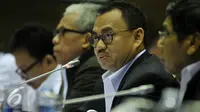 Menteri ESDM Sudirman Said menghadiri raker dengan Komisi VII di Jakarta, Rabu (2/3). Rapat membahas tarif listrik, penerapan subsidi listrik untuk rumah tangga miskin dan evaluasi peralatan pembangkit listrik existing. (Liputan6.com/Johan Tallo)