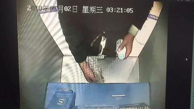 Pria Tiongkok Bobol ATM Dengan Menggunakan Kotorannya