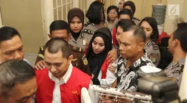 Tiga bos First Travel, Andika Surachman, Anniesa Hasibuan dan Kiki Hasibuan menunju ruang sidang Pengadilan Negeri Depok, Jawa Barat, Rabu (30/5).  Tiga terdakwa perkara penipuan umrah itu akan menghadapi sidang vonis. (Liputan6.com/Herman Zakharia)