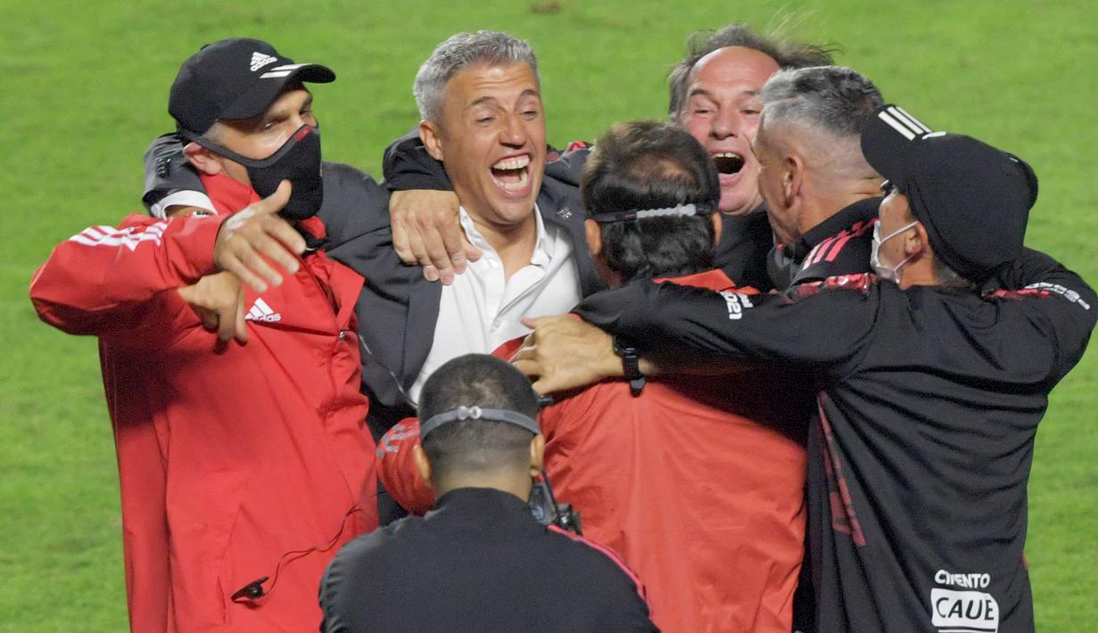 Hernan Crespo - Sempat tak terdengar lagi namanya, mantan bomber Inter Milan ini, muncul ke publik setelah berhasil membawa tim kasta kedua liga Argentina, Defensa y Justicia memenangkan gelar juara Copa Sudamericana 2019/2020. (Foto/AFP/Nelson Almeida)
