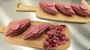 Cokelat berwana pink tanpa pewarna buatan bernama cokelat Ruby ketika diperkenalkan ke publik di pabrik Barry Callebaut, Belgia, Senin (18/9). Kita dapat mencoba cokelat ini dalam kurun waktu 6 hingga 18 bulan ke depan. ( EMMANUEL DUNAND/AFP)