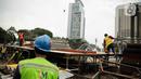 Pekerja menyelesaikan pembuatan panggung untuk acara malam tahun baru di sekitar kawasan Bundaran HI, Jakarta, Rabu (25/12/2019). Merayakan pergantian tahun, Pemprov DKI Jakarta menggelar sejumlah acara di sejumlah titik sepanjang Jalan Sudirman-MH Thamrin. (Liputan6.com/Faizal Fanani)