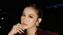 Bustier bertabur payet tersebut dipadankan dengan outer berbahan velvet senada, menciptakan tampilan yang anggun sekaligus berkelas. Tambahan detail ornamen bunga dan rantai emas di bagian dada memberikan sentuhan mewah yang tidak berlebihan.  [@mahalini].