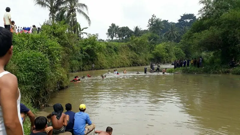 Warga menyaksikan pencarian mahasiswa IPB yang tenggelam (Liputan6.com/Achjmad Sudarno)