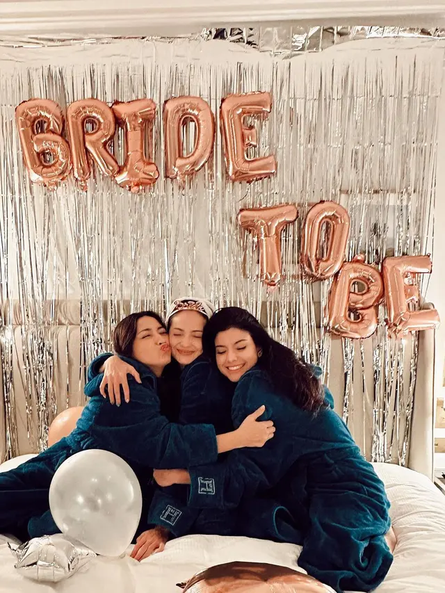 Potret Medina dan Hesti Purwadinata Pengapit Enzy Storia