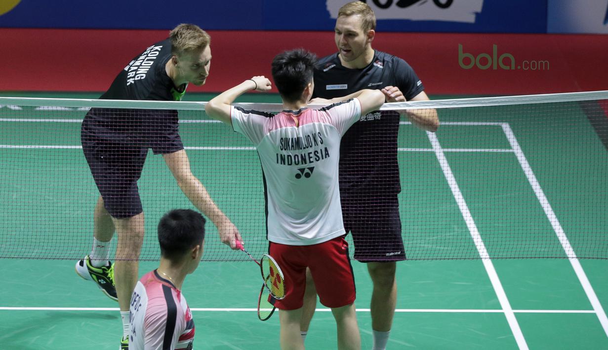 Kevin Sanjaya melakukan protes kapad Mads Conrad/Mads Pieler pada laga  perempat final Indonesia Open 2018 di Istora Senayan, Jakarta, (6/6/2018). Kevin/Marcus menang 20-22, 22-20, 21-18. (Bola.com/Nick Hanoatubun)
