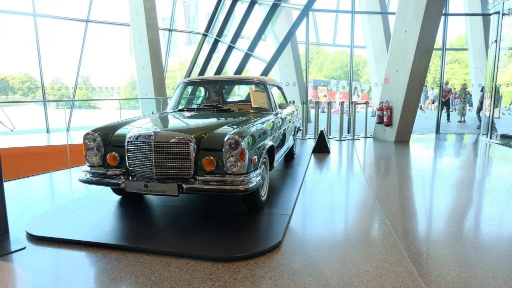 Mercedes-Benz 280 SE 3.5 (W111), terpajang persis setelah pintu masuk museum. Mobil yang cukup ikonik ini tercatat telah melaju sampai 87 ribu km. Mobil ini dibuat antara 1959 sampai 1971. (Foto: Rio/Liputan6).