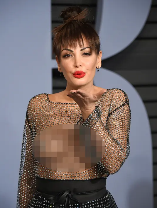 Penyanyi asal Albania, Bleona Qereti berpose saat tiba menghadiri Vanity Fair Oscar Party di Beverly Hills, California, AS (4/3). Bleona Qereti tampil vulgar dengan busana jaring-jaring transparan. (Photo by Evan Agostini/Invision/AP)