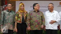 Menteri PUPR, Basuki Hadimuljono (kedua kanan) bersama Menkeu Bambang Brodjonegoro dan Presiden Direktur PT PII, Synthia Rusli usai Pengusahaan Jalan Tol Batang-Semarang di Jakarta, Rabu (28/4). (Liputan6.com/Angga Yuniar)