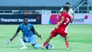 Pemain Timnas Indonesia U-22, Dony Tri Pamungkas, berusaha melewati kiper Mali U-22, Bourama Kone, pada laga uji coba di Stadion Pakansari, Kabupaten Bogor, Sabtu (15/11/2025). (Bola.com/M Iqbal Ichsan)