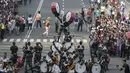 Siswa Akademi Kepolisian melakukan atraksi saat Parade Asian Games 2018 di Jakarta, Minggu (13/5/2018). Parade ini diadakan untuk mempopulerkan multievent empat tahunan tersebut. (Bola.com/Vitalis Yogi Trisna)