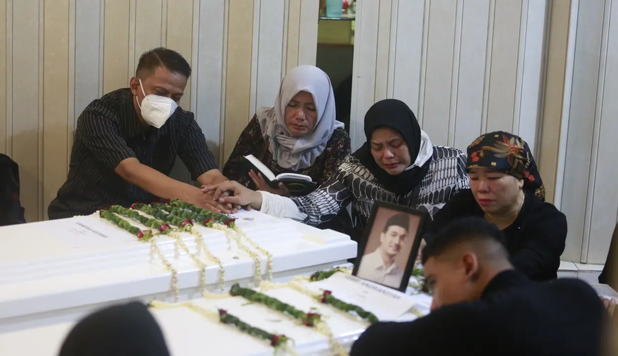 Ada pula yang membacakan ayat-ayat Alquran dan tahlil di sekeliling peti jenazah. (Kapanlagi.com/M. Akrom Sukarya)