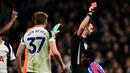 Pelanggaran tersebut membuat Van de Ven diganjar kartu merah langsung oleh wasit dan membuat Tottenham Hotspur bermain dengan 10 pemain. (AFP/Benstansall)