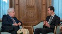 Presiden Suriah Bashar Al Assad dan Kepala Bantuan Kemanusiaan PBB Martin Griffiths bertemu di Damaskus, Senin (13/2/2023). (Dok. Twitter/@Presidency_Sy)