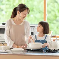 ilustrasi perempuan bersama anaknya/copyright shutterstock/takayuki