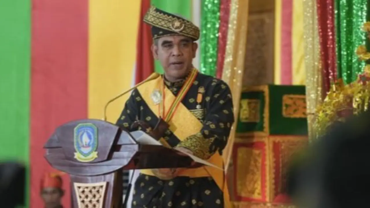 Ahmad Muzani menerima gelar kebesaran adat Melayu Dato Seri Diwangsa Wira Perdana, dari Kesultanan Riau, Jumat (14/11/2025)