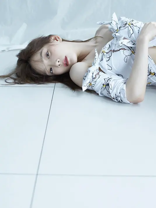 Tak hanya soal musik, penampilan Taeyeon juga sedikit berbeda. Di dalam MV Something New, ia tampil cantik, elegan, dan sedikit garang. (Foto: instagram.com/taeyeon_ss)