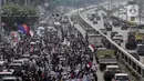 Massa dari sejumlah ormas longmarch saat akan berdemonstrasi di depan Gedung MPR/DPR/DPD, Jakarta, Rabu (24/6/2020). Dalam aksinya mereka menuntut Rancangan Undang-undang (RUU) Haluan Ideologi Pancasila (HIP) ditarik dari Program Legislasi Nasional (Prolegnas). (Liputan6.com/Johan Tallo)