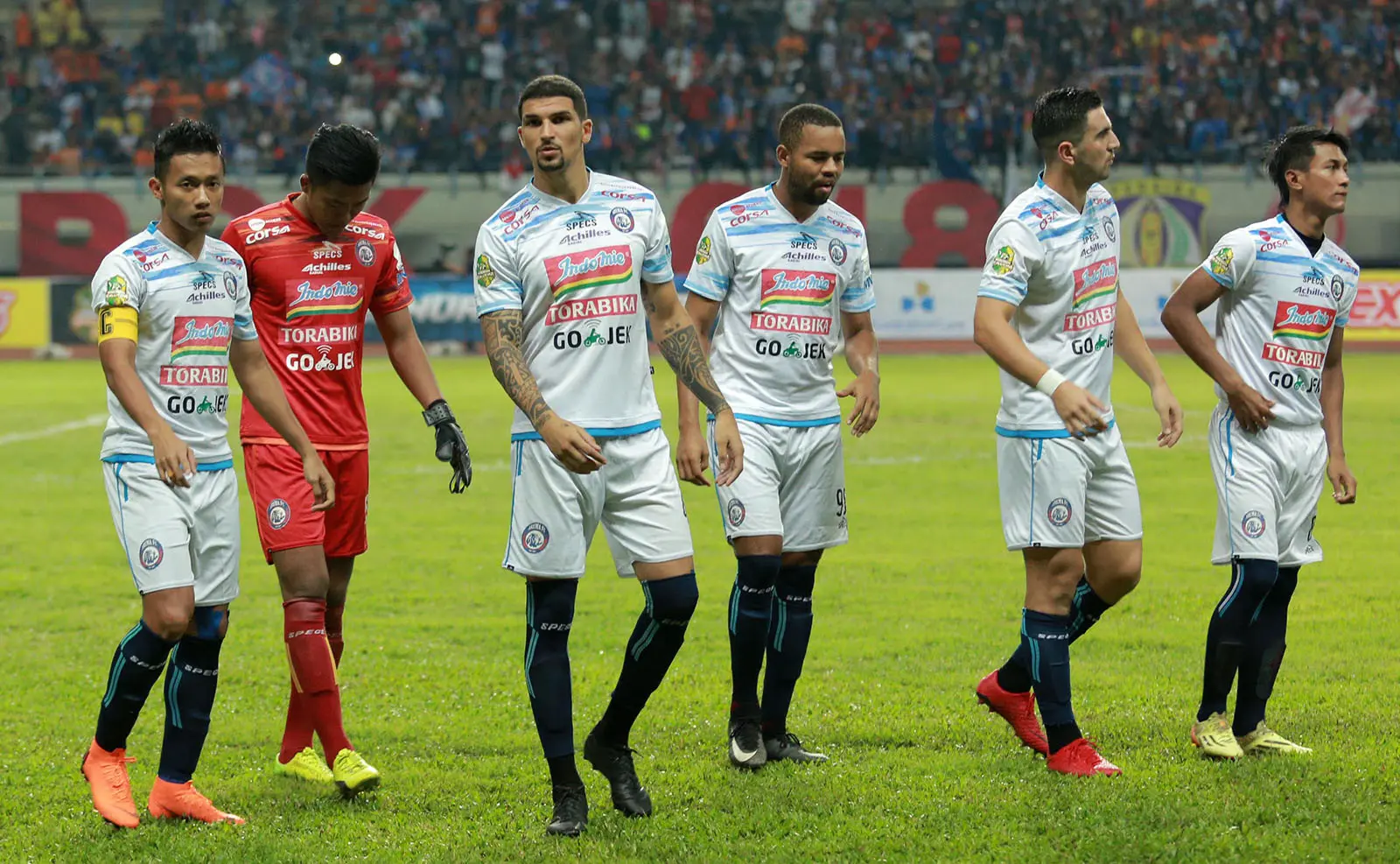 Pemain Arema lesu seusai dikalahkan PSIS Semarang lewat adu penalti, Jumat (23/2/2018) pada laga pertama PGK II. (Bola.com/Iwan Setiawan)