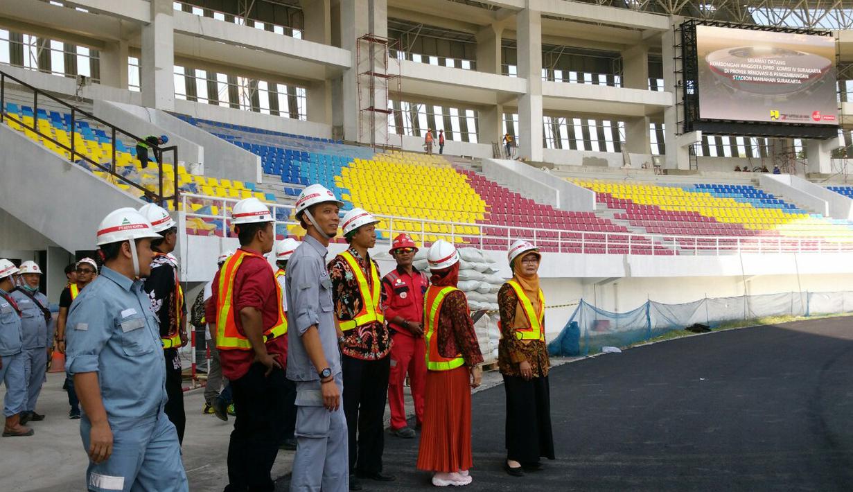 Anggota Komisi IV DPRD Kota Surakarta saat memasuki dalam Stadion Manahan. (Bola.com/Vincentius Atmaja)