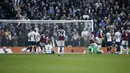 Pemain West Ham United Said Benrahma (ketiga kanan) mencetak gol ke gawang Tottenham Hotspur pada pertandingan sepak bola Liga Inggris di Tottenham Hotspur Stadium, London, Inggris, Minggu (20/3/2022). Tottenham Hotspur menang 3-1. (AP Photo/David Cliff)