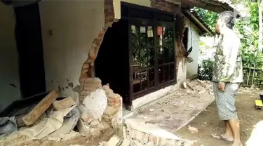 Gempa di Banyumas menyebabkan rumah warga rusak parah.