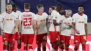 Para pemain RB Leipzig merayakan gol yang dicetak oleh Angelino ke gawang Basaksehir pada laga Liga Champions di Stadion RB Arena, Rabu (21/10/2020). RB Leipzig menang dengan skor 2-0. (AP/Markus Schreiber)
