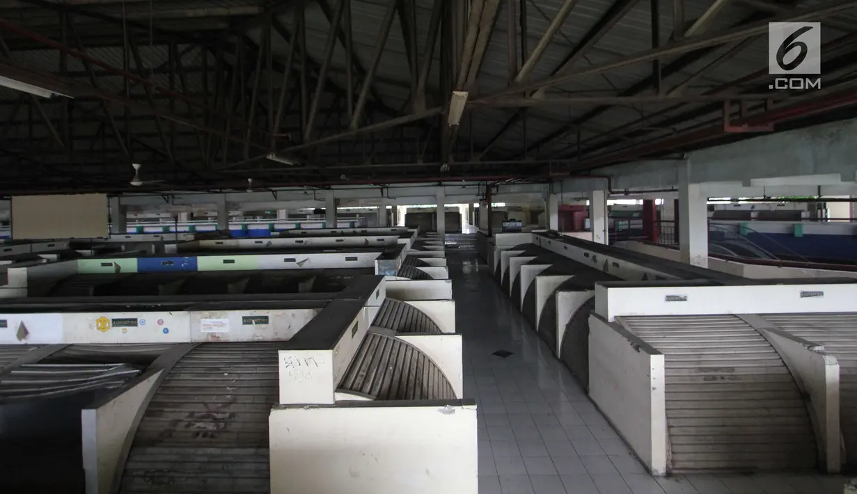 Sejumlah toko dan kios tutup di Blok G Pasar Tanah Abang, Jakarta, Sabtu (23/12). PD Pasar Jaya akan merevitalisasi Blok G Pasar Tanah Abang untuk guna menarik minat kembali para pedagang. (Liputan6.com/Angga Yuniar)