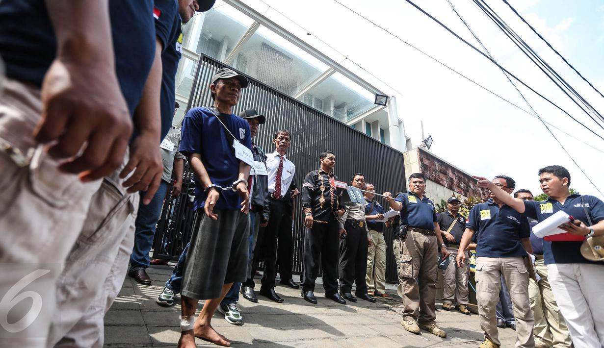Tersangka Ius Pane menjalani prarekonstruksi aksi perampokan dan pembunuhan di perumahan Pulomas, Jakarta Timur, Jumat (6/1). Prarekonstruksi tersebut bersifat tertutup untuk seluruh adegan yang ada di dalam ruangan rumah. (Liputan6.com/Faizal Fanani)
