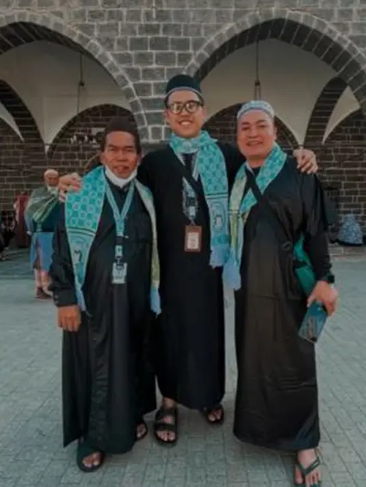 Postingan Merry langsung diserbu komentar dari warganet yang menyanjung habis-habisan Raffi Ahmad dan Nagita Slavina yang dikenal loyal pada pegawainya. Raut wajah bahagia begitu terpancar dari wajah Merry asisten Raffi Ahmad tersebut. (Liputan6.com/G/@radithyap)
