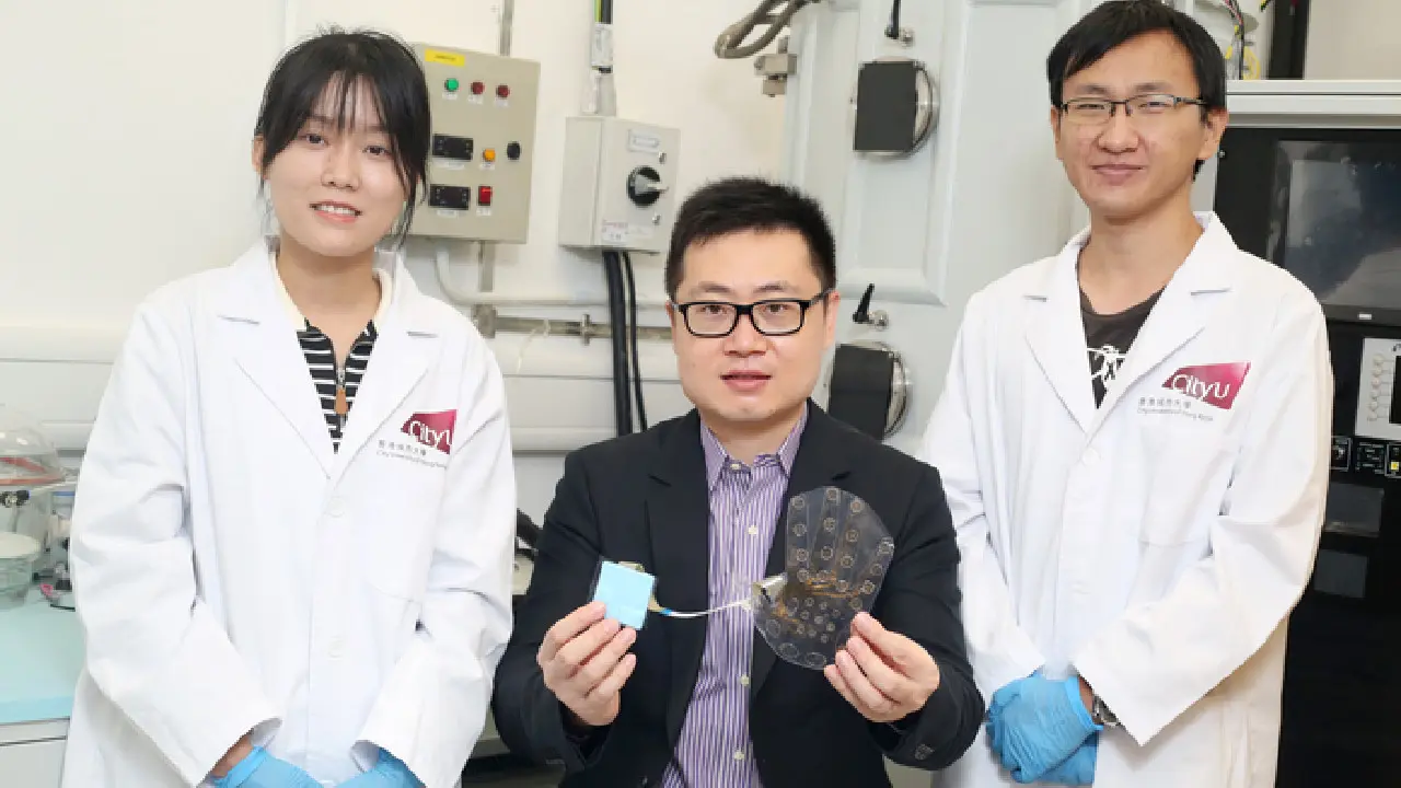 Dr Yu Xinge (Tengah) dan tim penelitinya di City University of Hong Kong, termasuk Tuan Zhou Jingkun (Kanan), Nona Wu Mengge (Kiri) dan Tuan Yao Kuanming mengembangkan Skin VR bernam "WeTac". Kredit:City University of Hong Kong 