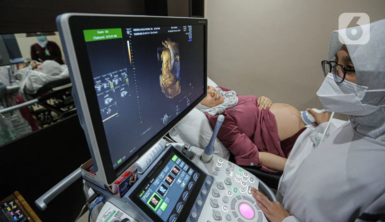 Dokter spesialis kebidanan dan kandungan memeriksa janin ibu hamil dengan peralatan Ultrasonografi (USG) di RSIA Tambak, Jakarta, Selasa (22/8/2023). Pemerintah mengajak masyarakat terutama ibu hamil melakukan pemeriksaan kehamilan secara rutin untuk mecegah stunting sebagai upaya  penurunan stunting secara nasional di tahun 2024 sebesar 14 persen. (Liputan6.com/Faizal Fanani)